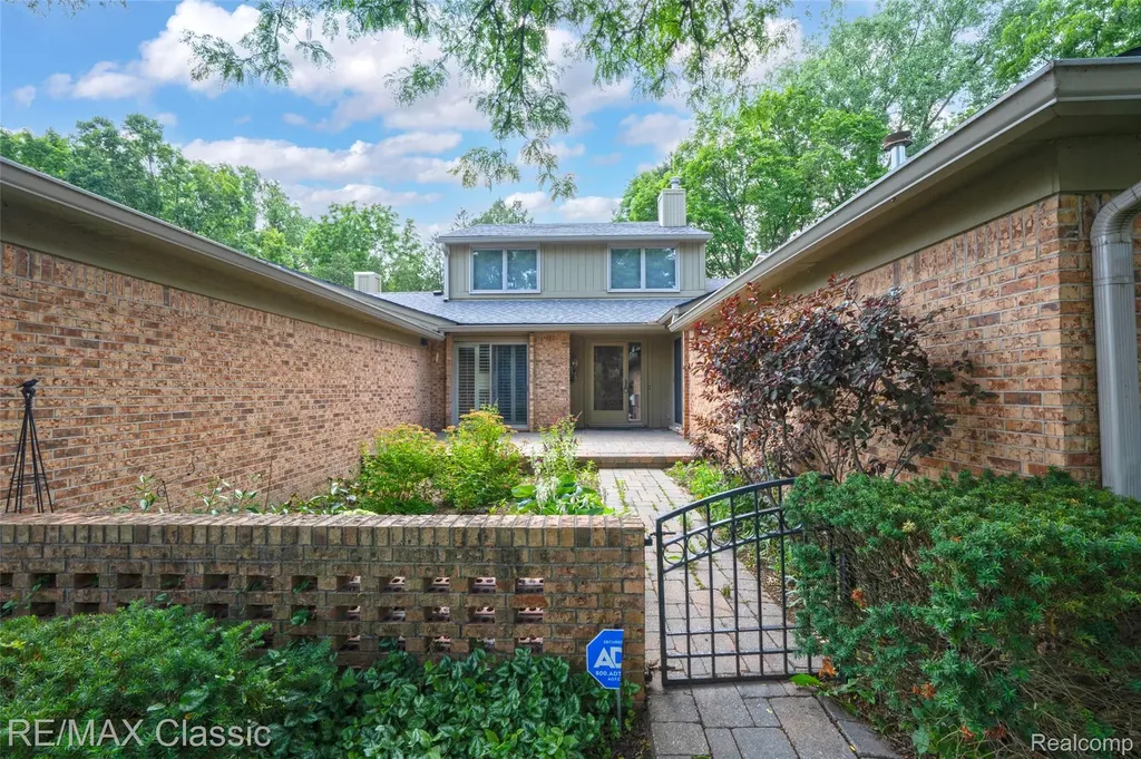 727 Arbor Court Bloomfield Charter Township MI 48304