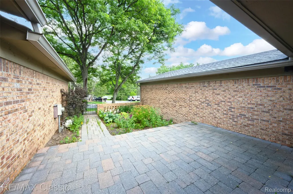 727 Arbor Court Bloomfield Charter Township MI 48304