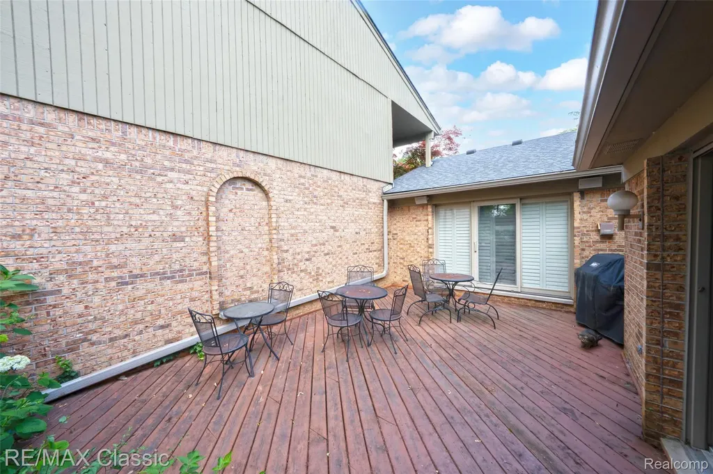 727 Arbor Court Bloomfield Charter Township MI 48304