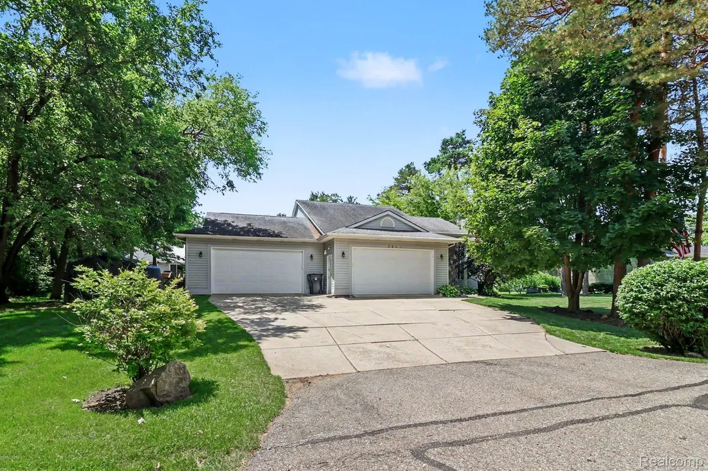 2460 Livernois Drive Oceola Township MI 48843