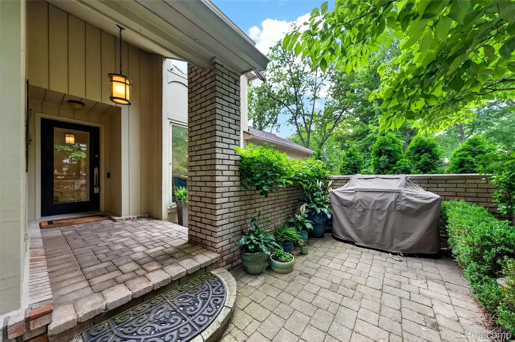 1262 Woodcrest Circle Bloomfield Hills City MI 48304
