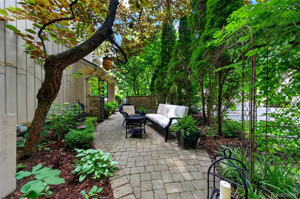 1262 Woodcrest Circle Bloomfield Hills City MI 48304