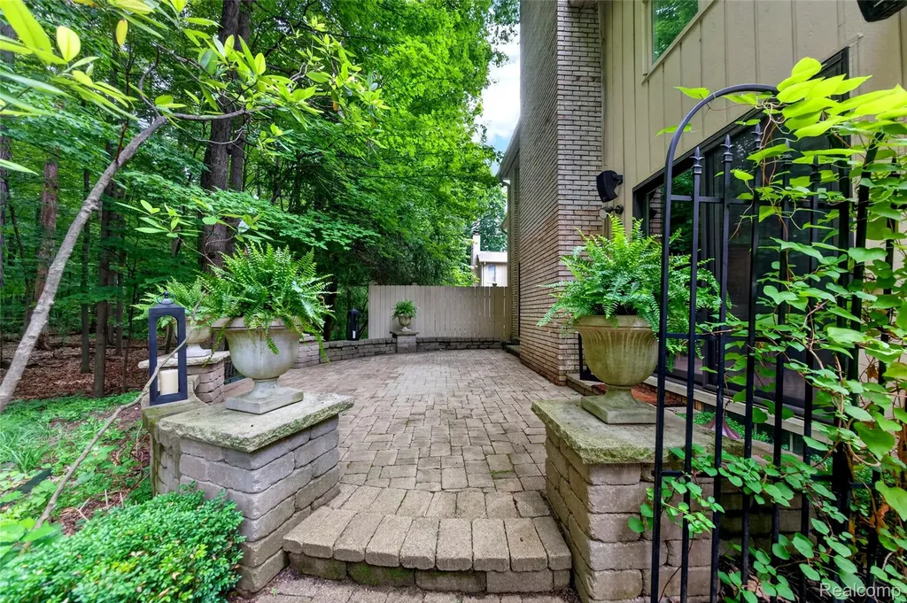 1262 Woodcrest Circle Bloomfield Hills City MI 48304