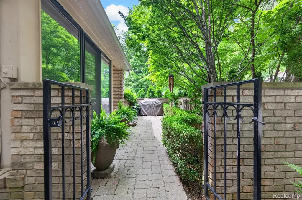 1262 Woodcrest Circle Bloomfield Hills City MI 48304