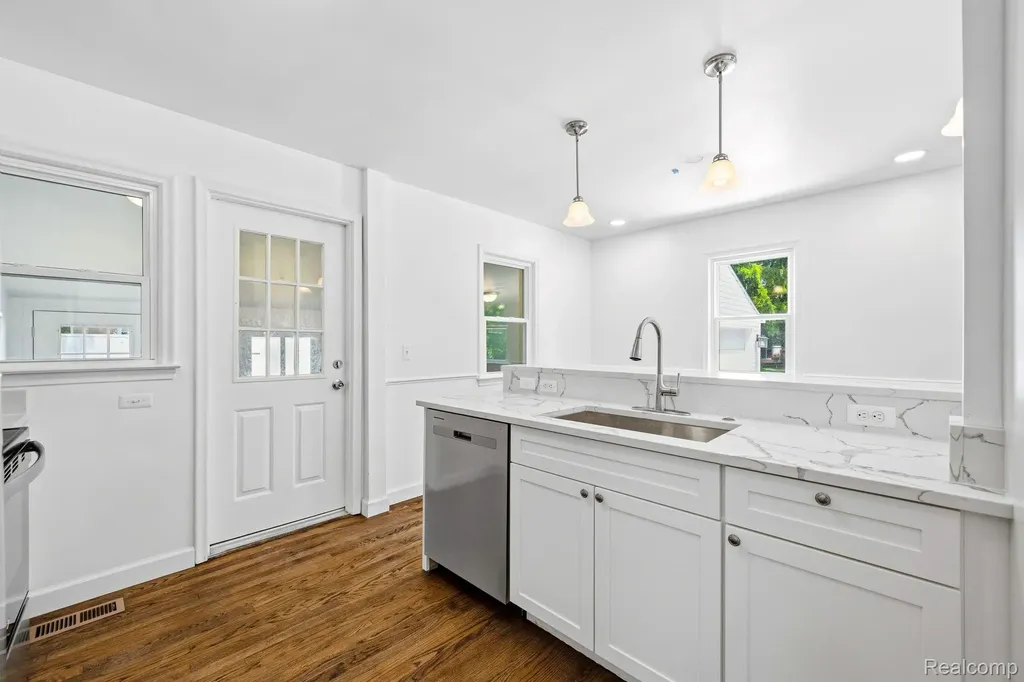 4166 Grayton Drive Waterford Charter Township MI 48328