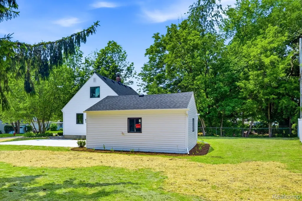 4166 Grayton Drive Waterford Charter Township MI 48328