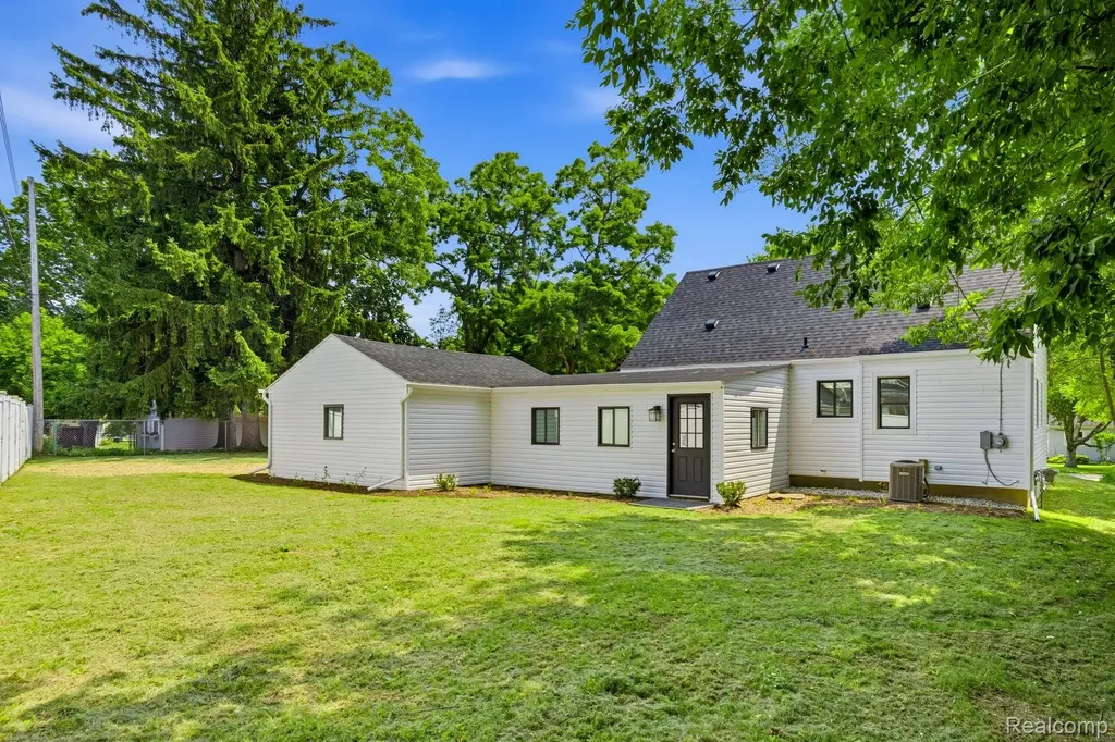 4166 Grayton Drive Waterford Charter Township MI 48328