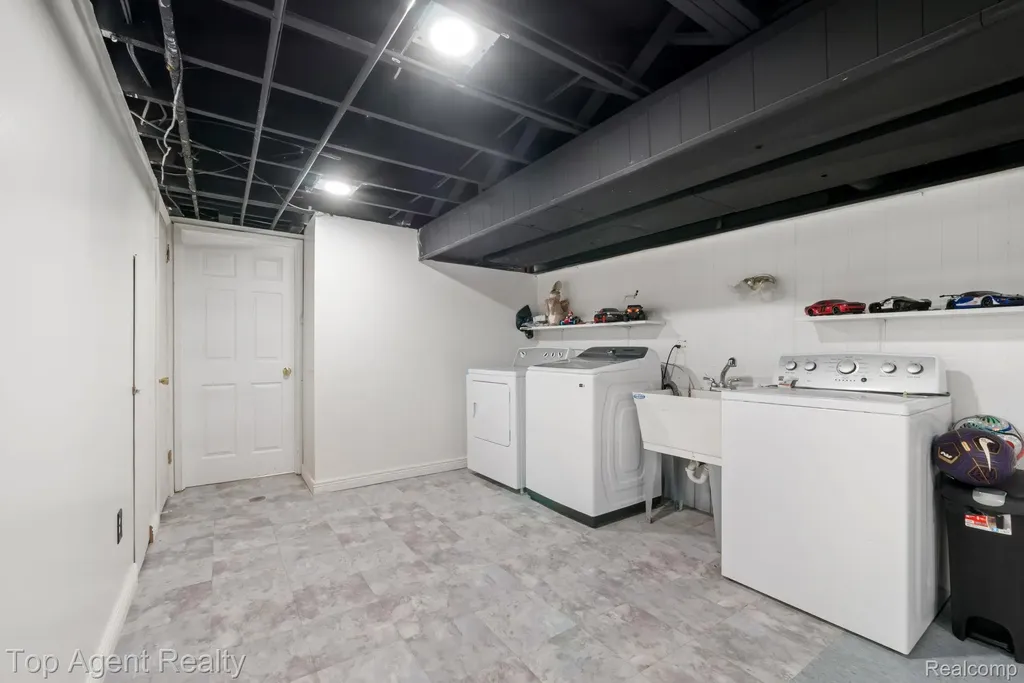 33437 Somerset Drive Sterling Heights City MI 48312