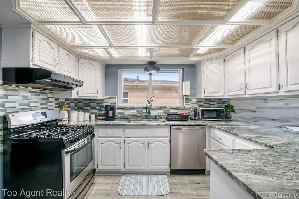 33437 Somerset Drive Sterling Heights City MI 48312