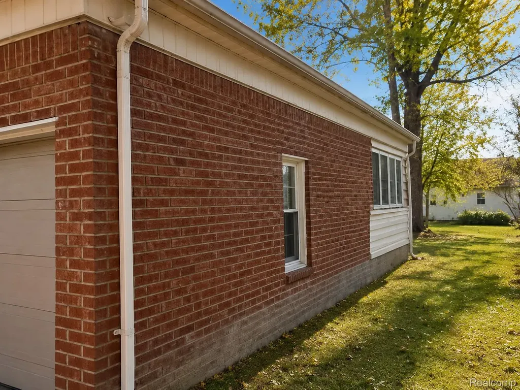 20882 Hawthorne Street Harper Woods City MI 48225