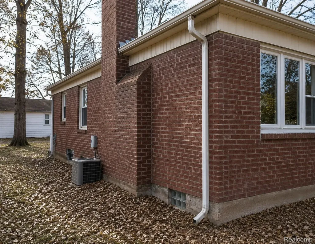 20882 Hawthorne Street Harper Woods City MI 48225