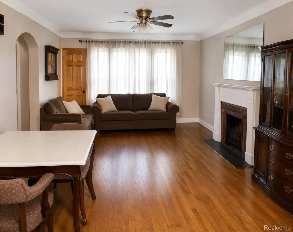 20882 Hawthorne Street Harper Woods City MI 48225