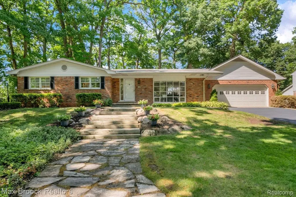 546 Kendry Avenue Bloomfield Hills City MI 48302