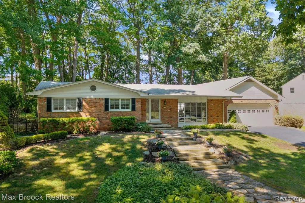 546 Kendry Avenue Bloomfield Hills City MI 48302