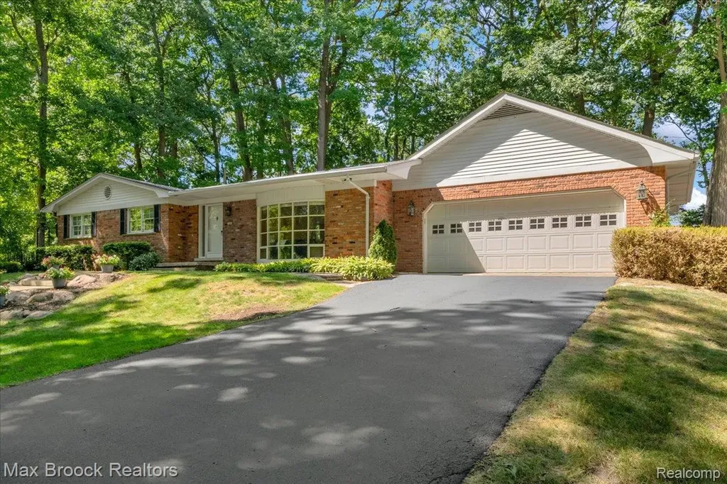546 Kendry Avenue Bloomfield Hills City MI 48302