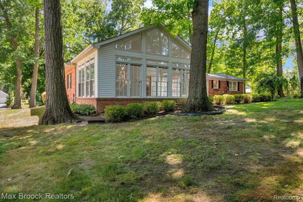 546 Kendry Avenue Bloomfield Hills City MI 48302