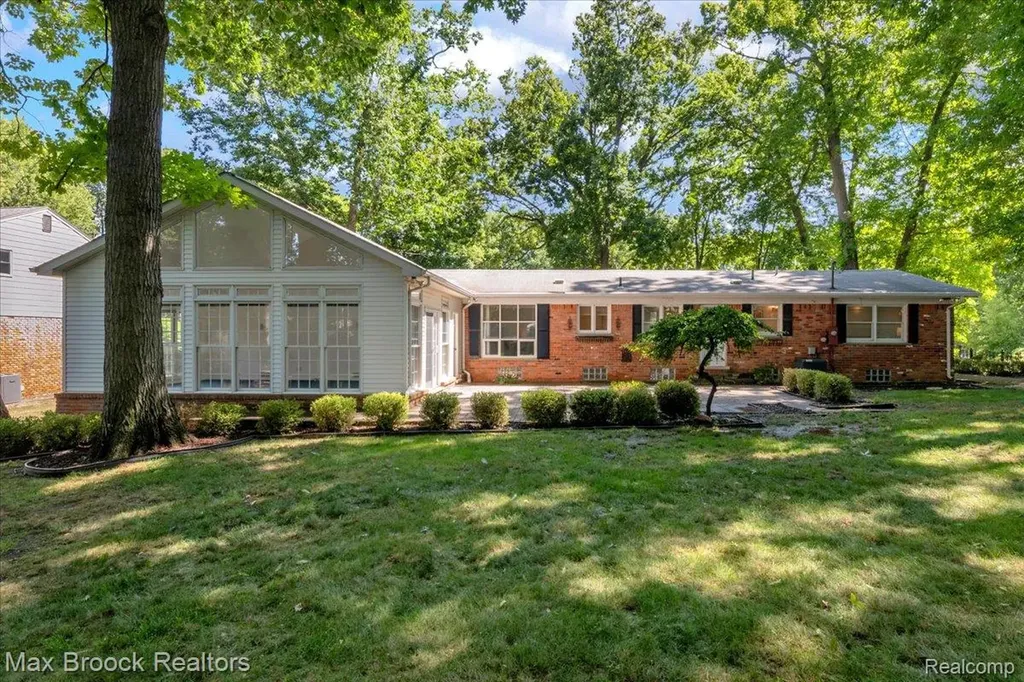 546 Kendry Avenue Bloomfield Hills City MI 48302