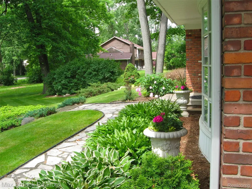 546 Kendry Avenue Bloomfield Hills City MI 48302