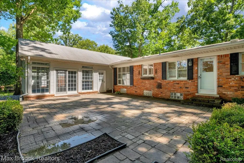 546 Kendry Avenue Bloomfield Hills City MI 48302
