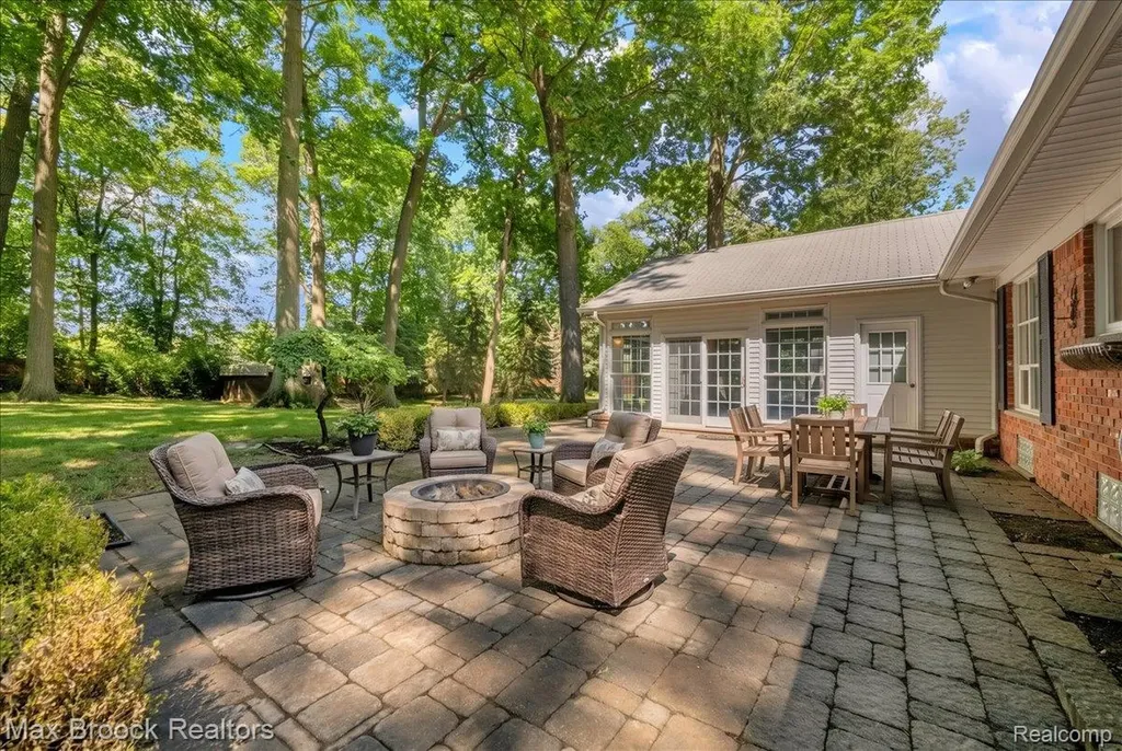 546 Kendry Avenue Bloomfield Hills City MI 48302