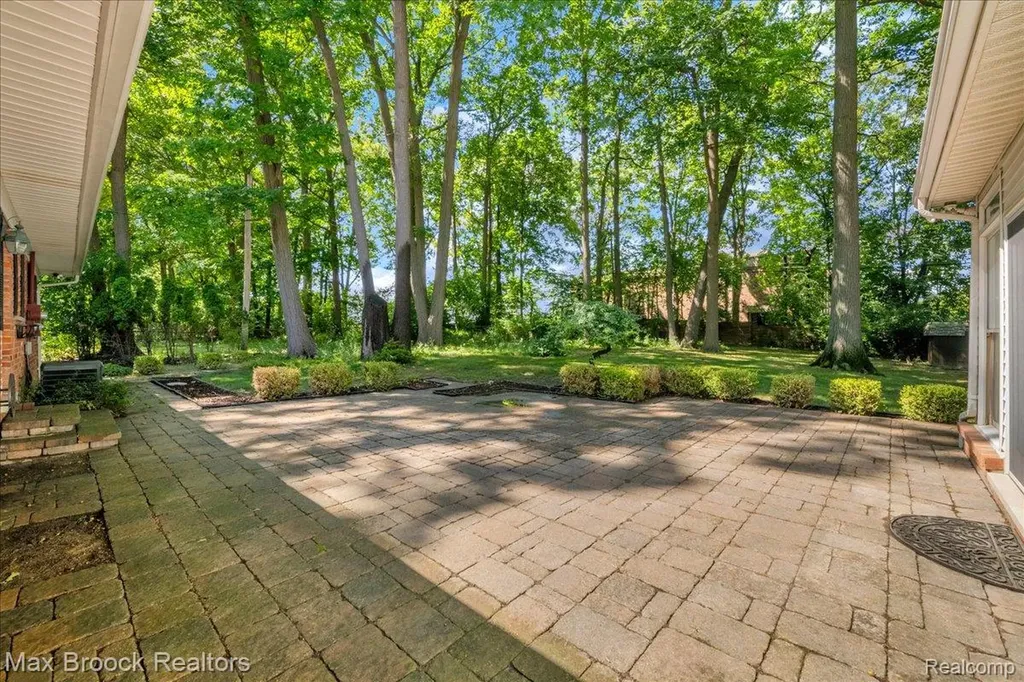 546 Kendry Avenue Bloomfield Hills City MI 48302