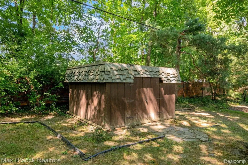 546 Kendry Avenue Bloomfield Hills City MI 48302
