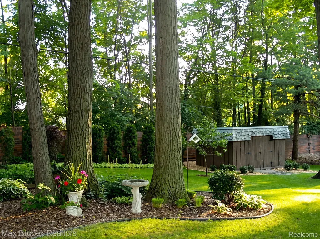 546 Kendry Avenue Bloomfield Hills City MI 48302