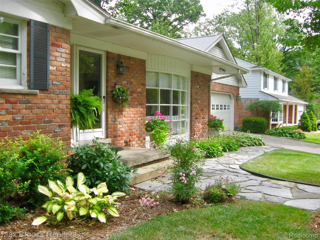 546 Kendry Avenue Bloomfield Hills City MI 48302