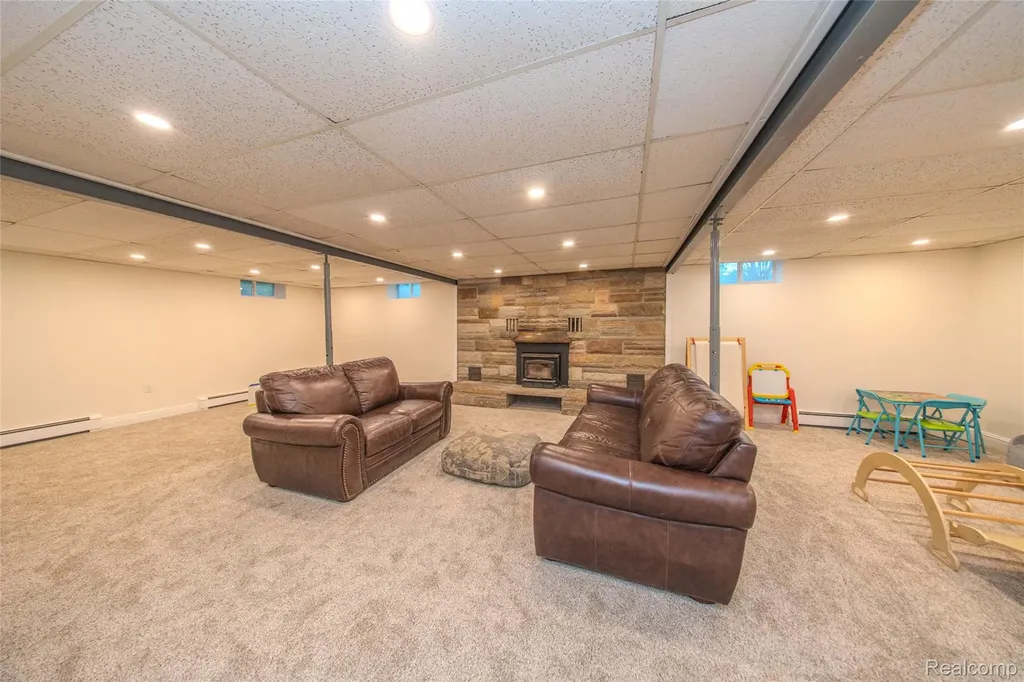 24567 Westmoreland Drive Farmington Hills City MI 48336