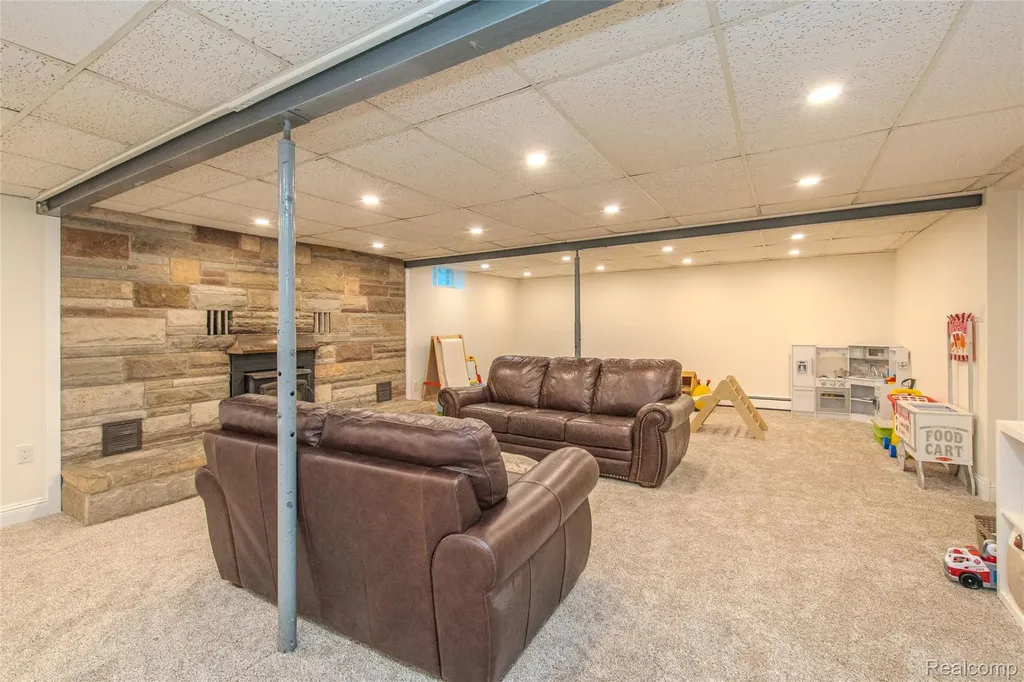 24567 Westmoreland Drive Farmington Hills City MI 48336