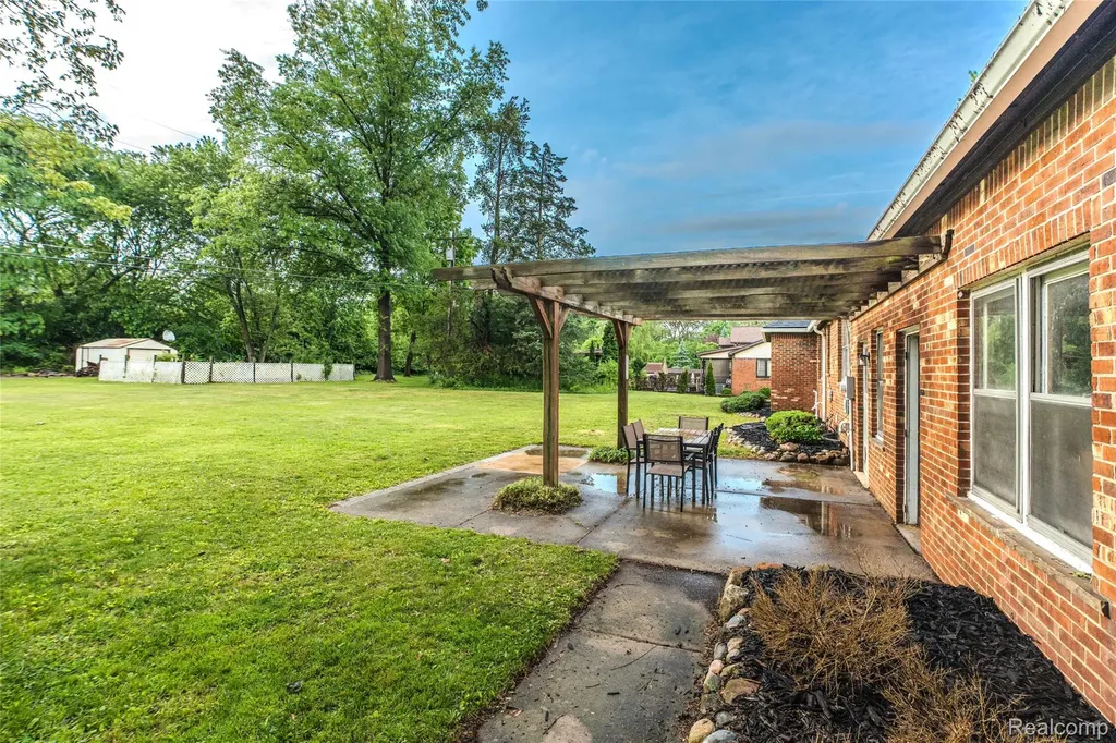 24567 Westmoreland Drive Farmington Hills City MI 48336