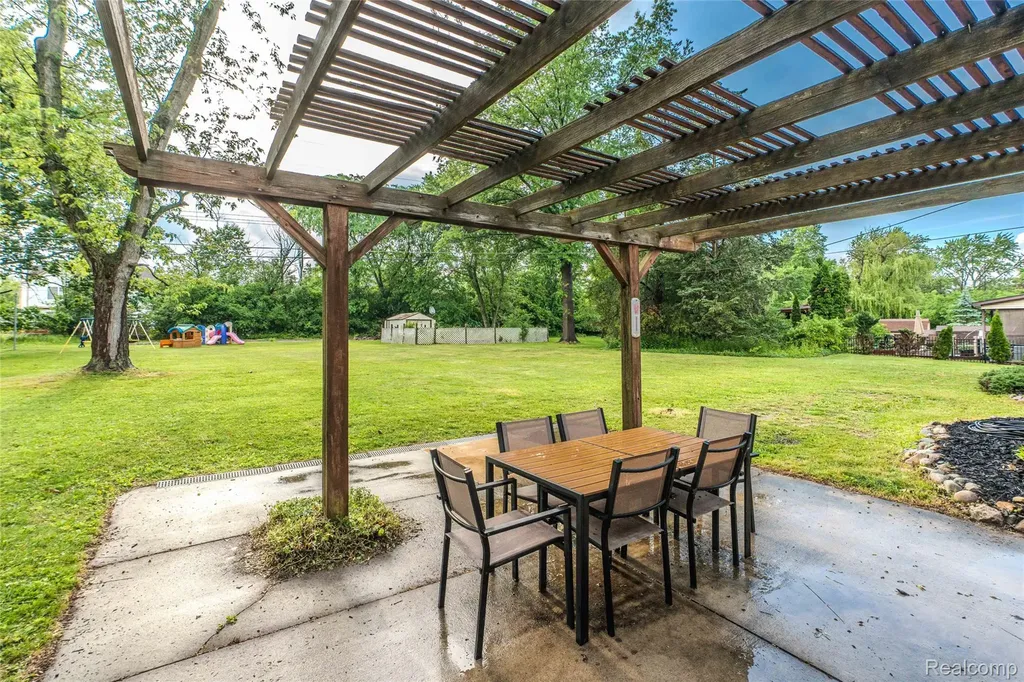 24567 Westmoreland Drive Farmington Hills City MI 48336