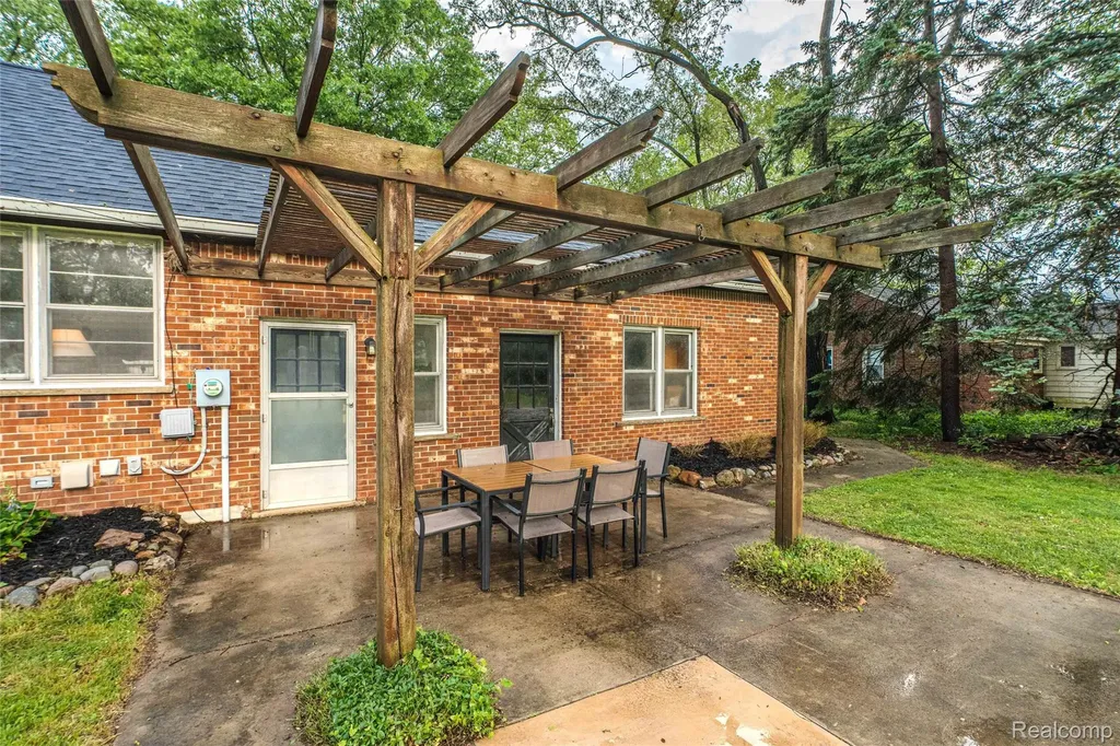 24567 Westmoreland Drive Farmington Hills City MI 48336