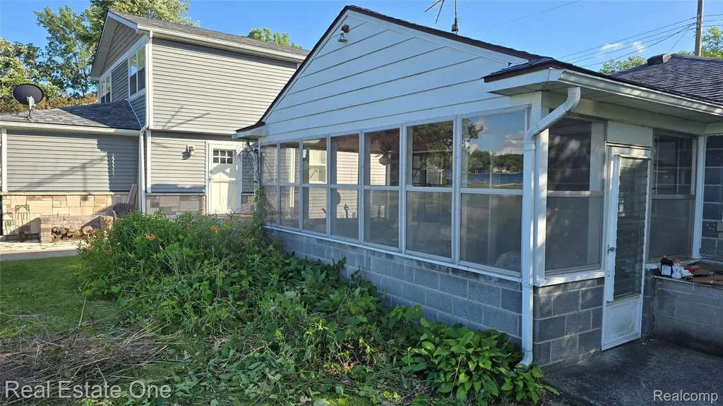 9743 Beverly Drive Hamburg Township MI 48143
