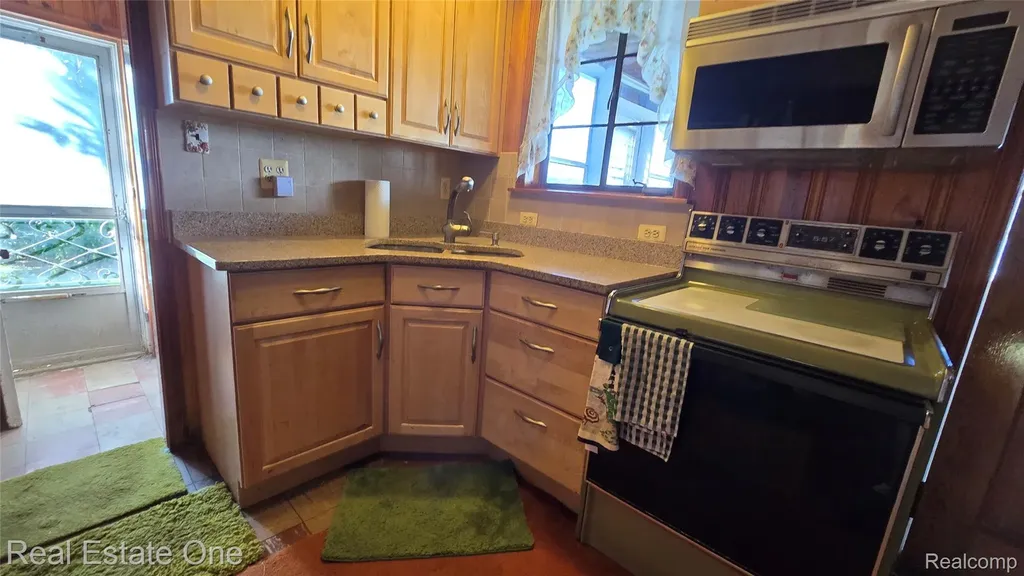 9743 Beverly Drive Hamburg Township MI 48143