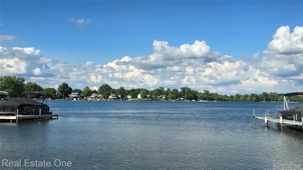 9743 Beverly Drive Hamburg Township MI 48143
