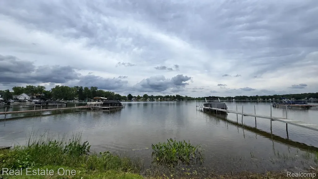 9743 Beverly Drive Hamburg Township MI 48143
