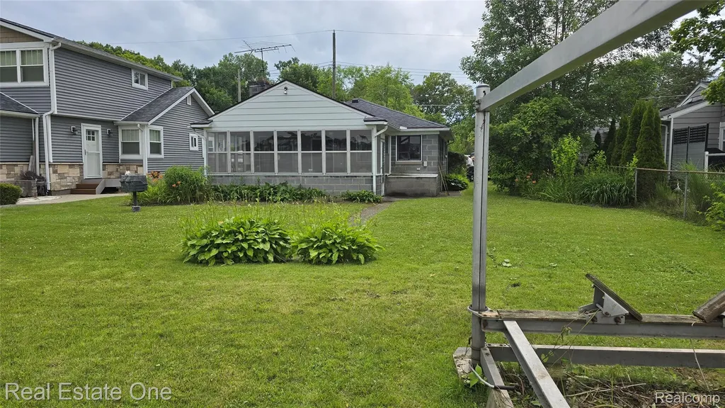 9743 Beverly Drive Hamburg Township MI 48143