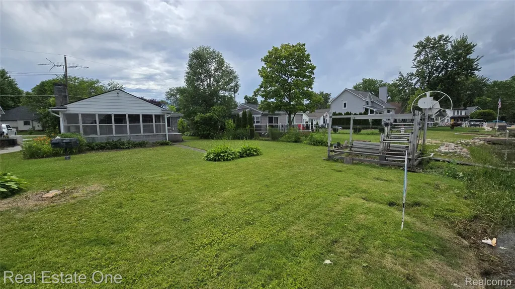 9743 Beverly Drive Hamburg Township MI 48143