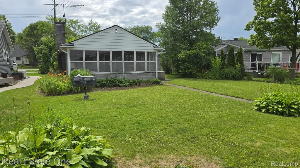 9743 Beverly Drive Hamburg Township MI 48143