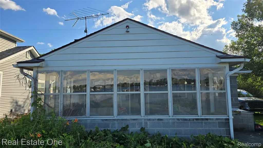 9743 Beverly Drive Hamburg Township MI 48143