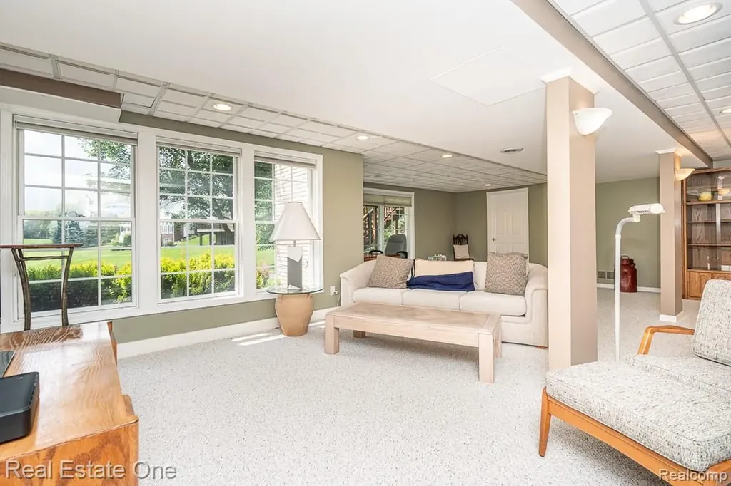 1904 Dunham Drive Rochester City MI 48306