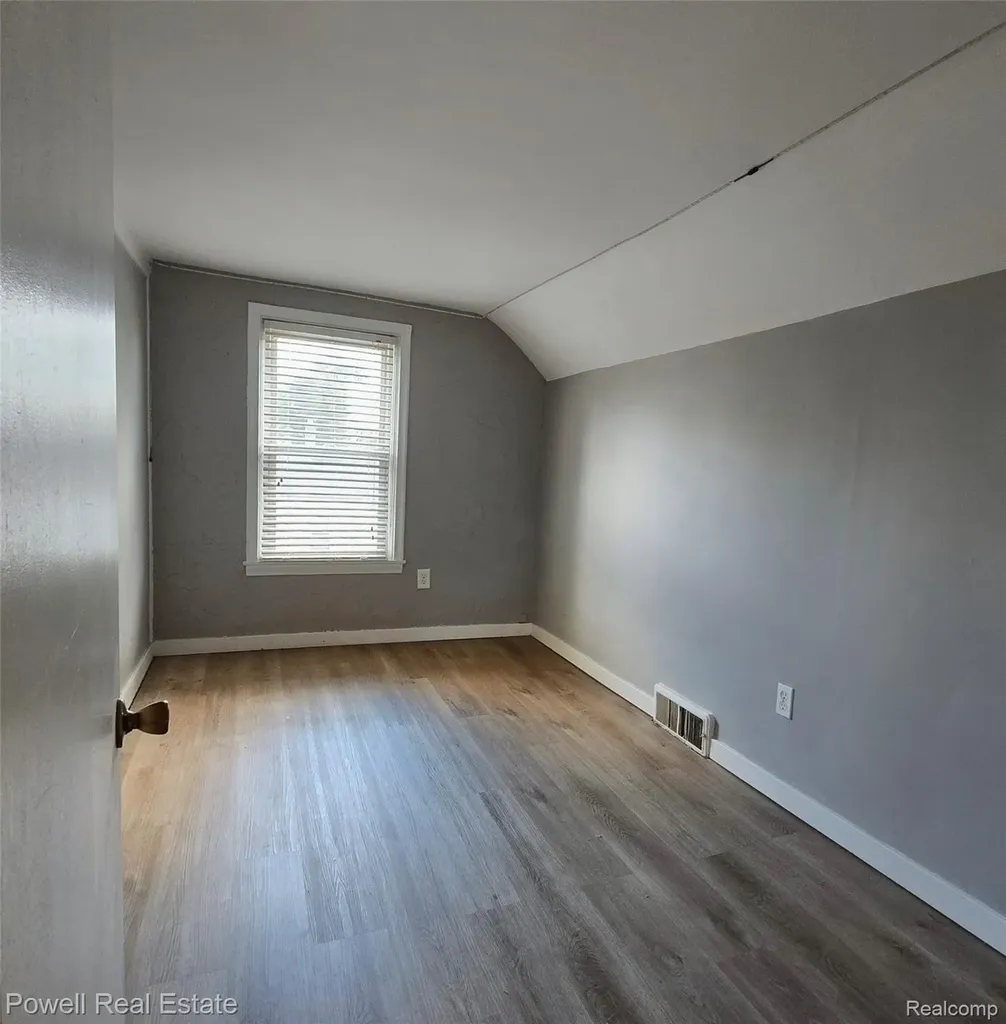 25621 Send Street Roseville City MI 48066