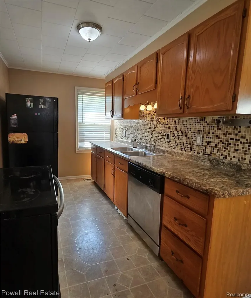 25621 Send Street Roseville City MI 48066