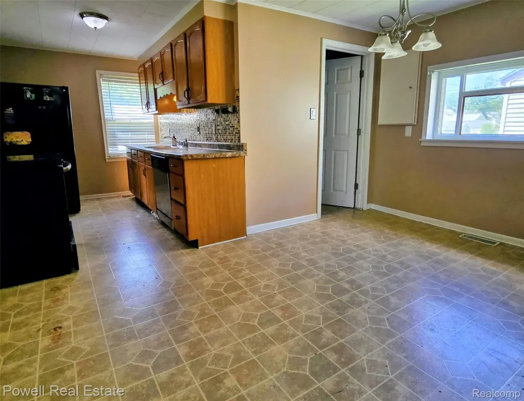 25621 Send Street Roseville City MI 48066