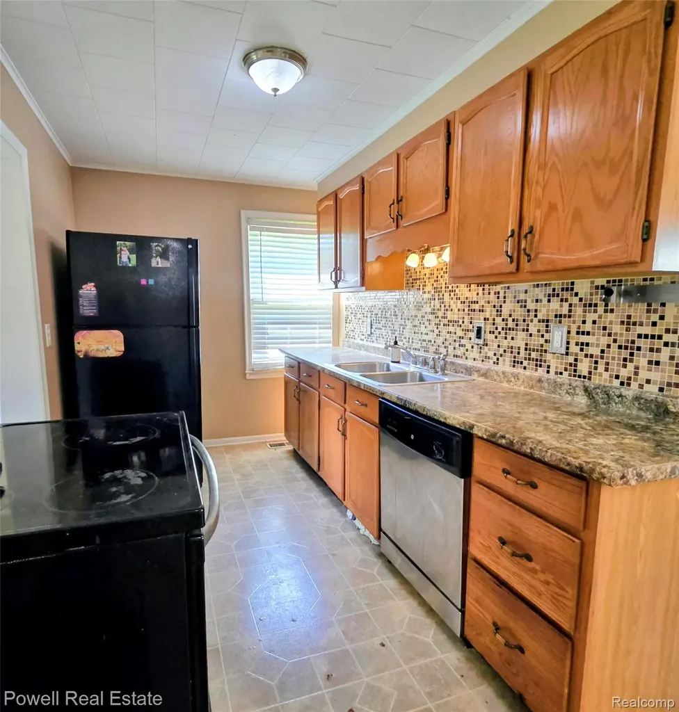 25621 Send Street Roseville City MI 48066