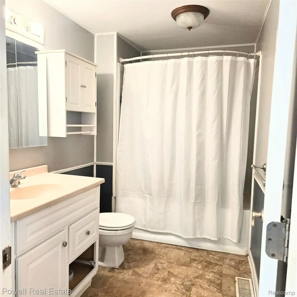 25621 Send Street Roseville City MI 48066