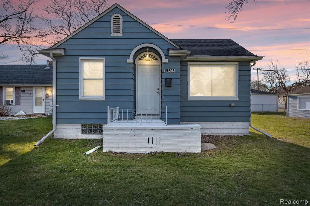 19205 Wakenden Street Redford Charter Township MI 48240