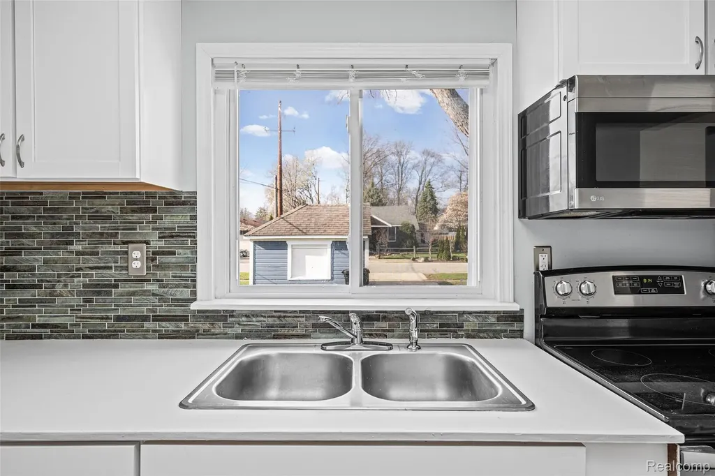 19205 Wakenden Street Redford Charter Township MI 48240