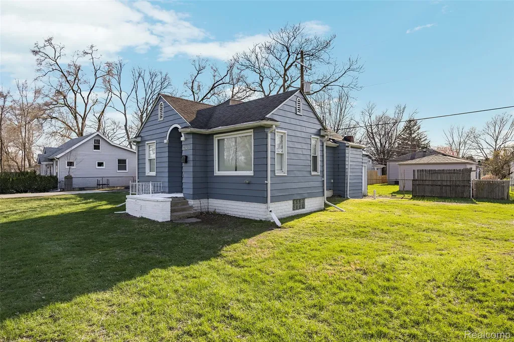 19205 Wakenden Street Redford Charter Township MI 48240